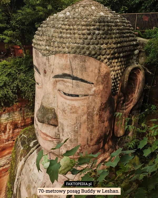 
    70-metrowy posąg Buddy w Leshan.