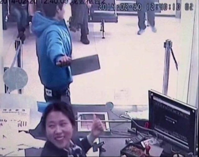 
    A bank teller laughs when seeing man with knife wanting to rob bank