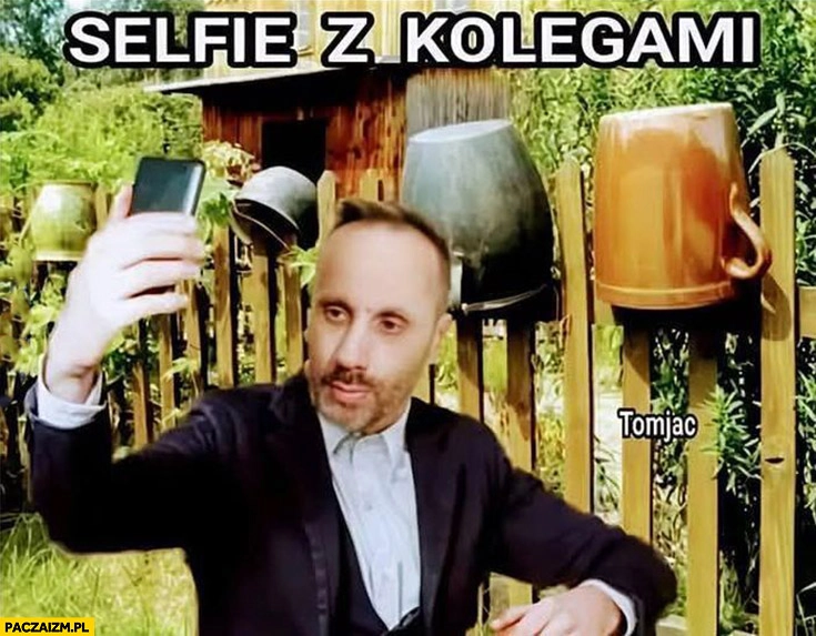 
    Janusz Kowalski selfie z kolegami dzbany na płocie