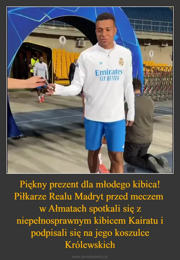 
    Piękny prezent dla młodego kibica! Piłkarze Realu Madryt przed meczem w Ałmatach spotkali się z niepełnosprawnym kibicem Kairatu i podpisali się na jego koszulce Królewskich