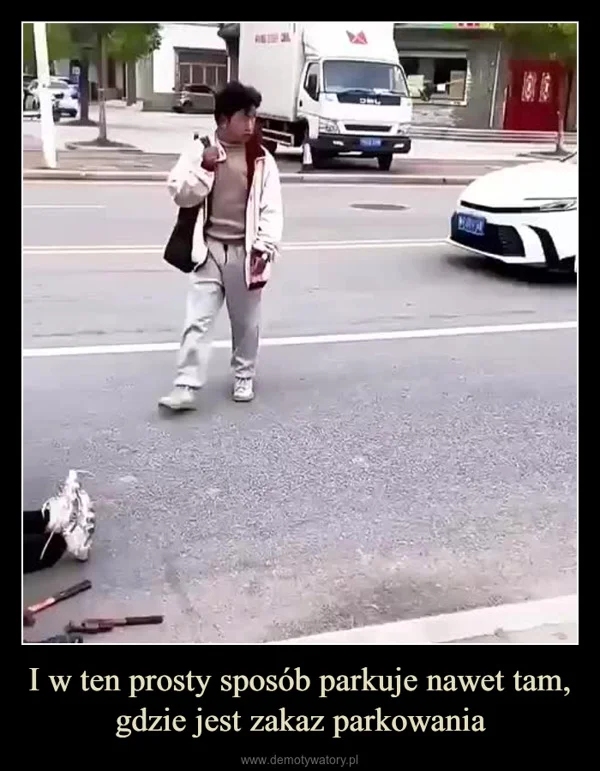 
    I w ten prosty sposób parkuje nawet tam, gdzie jest zakaz parkowania