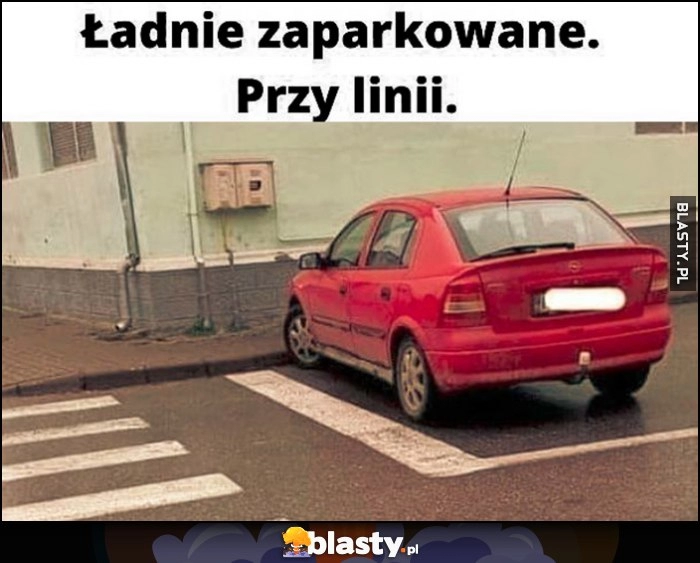 
    Ładnie zaparkowane przy linii auto stoi przy linii stopu