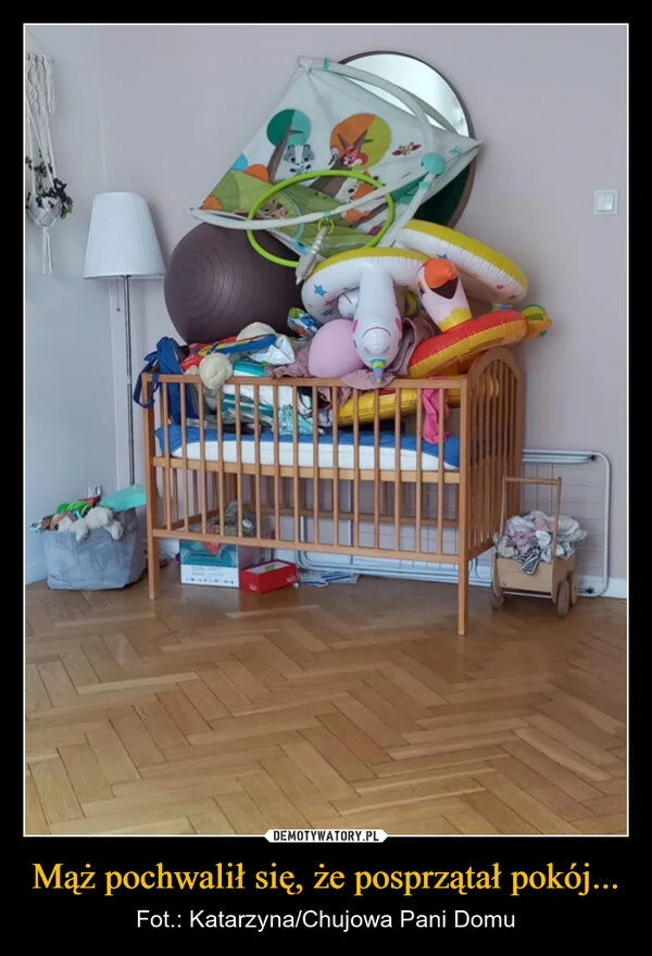 
    Mąż pochwalił się, że posprzątał pokój...