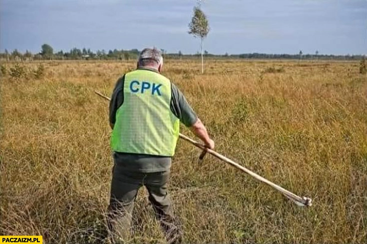 
    Lotnisko CPK facet kosi trawę na polu