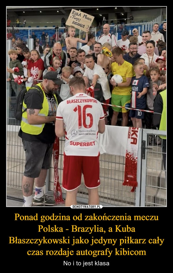 
    Ponad godzina od zakończenia meczu Polska - Brazylia, a Kuba Błaszczykowski jako jedyny piłkarz cały czas rozdaje autografy kibicom