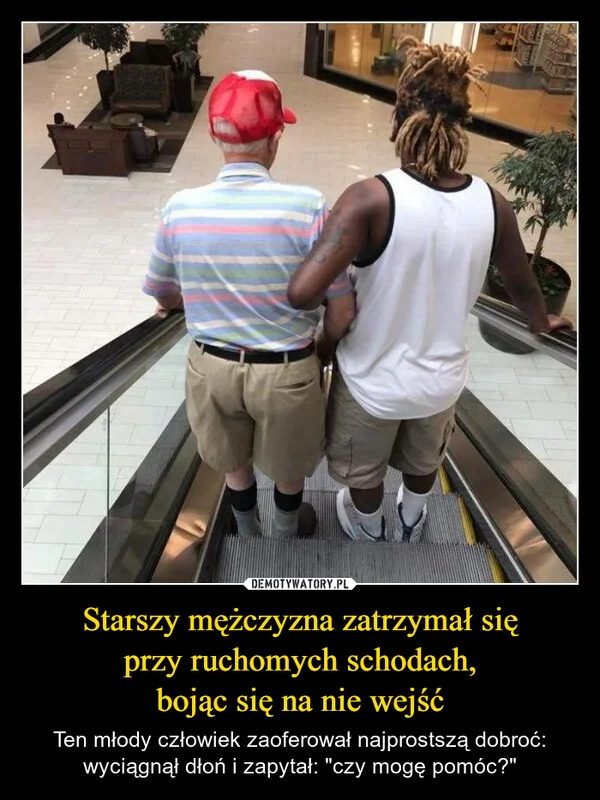 
    Starszy mężczyzna zatrzymał się przy ruchomych schodach, bojąc się na nie wejść