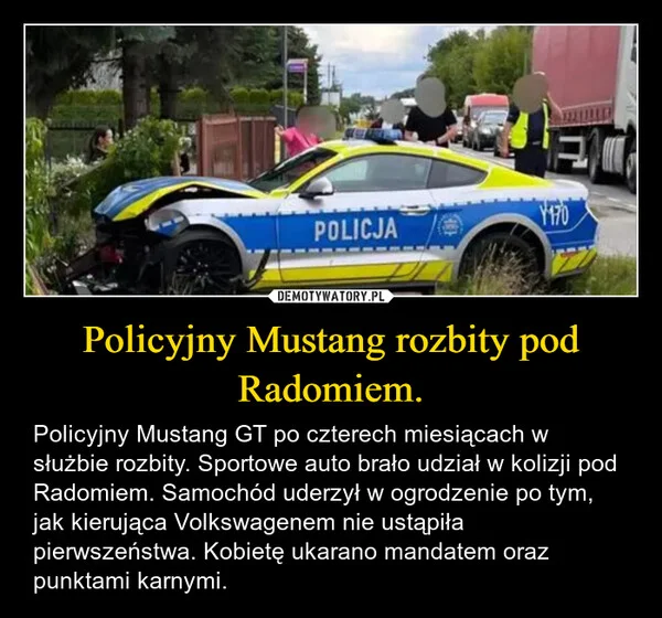 Policyjny Mustang rozbity pod Radomiem.