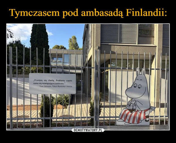 
    Tymczasem pod ambasadą Finlandii: