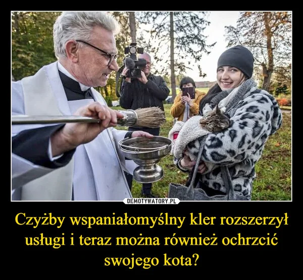 
    Czyżby wspaniałomyślny kler rozszerzył usługi i teraz można również ochrzcić swojego kota?