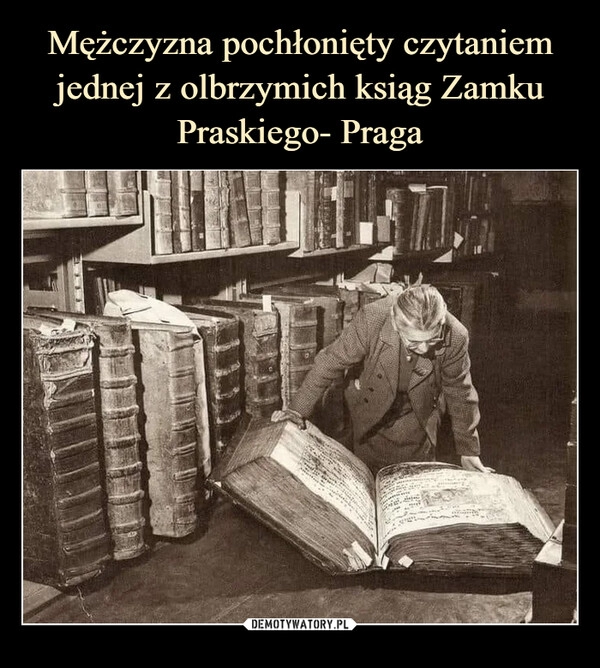 
    
Mężczyzna pochłonięty czytaniem jednej z olbrzymich ksiąg Zamku Praskiego- Praga 