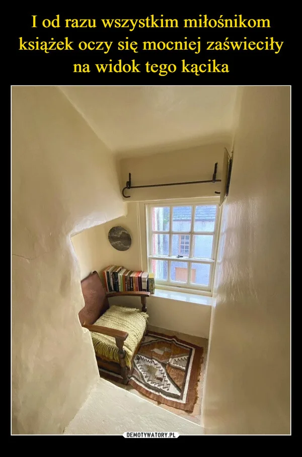 
    I od razu wszystkim miłośnikom książek oczy się mocniej zaświeciły na widok tego kącika