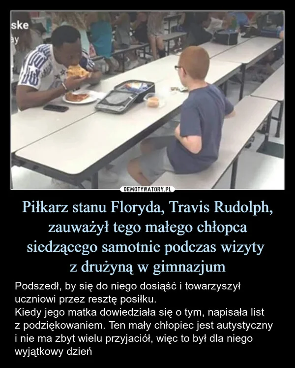 Piłkarz stanu Floryda, Travis Rudolph, zauważył tego małego chłopca siedzącego samotnie podczas wizyty z drużyną w gimnazjum