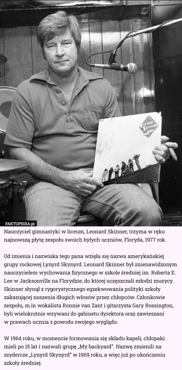 
    Nauczyciel gimnastyki w liceum, Leonard Skinner, trzyma w ręku najnowszą...