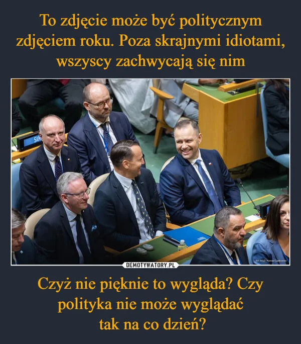 
    To zdjęcie może być politycznym zdjęciem roku. Poza skrajnymi idiotami, wszyscy zachwycają się nim Czyż nie pięknie to wygląda? Czy polityka nie może wyglądać tak na co dzień?