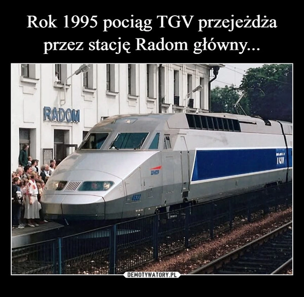 
    Rok 1995 pociąg TGV przejeżdża przez stację Radom główny...