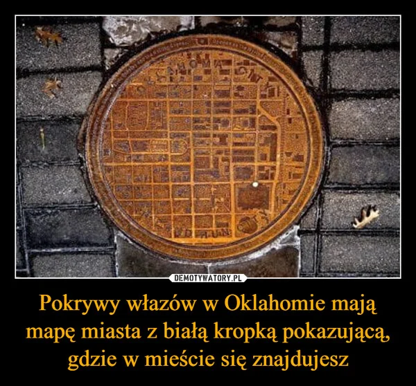 
    Pokrywy włazów w Oklahomie mają mapę miasta z białą kropką pokazującą, gdzie w mieście się znajdujesz