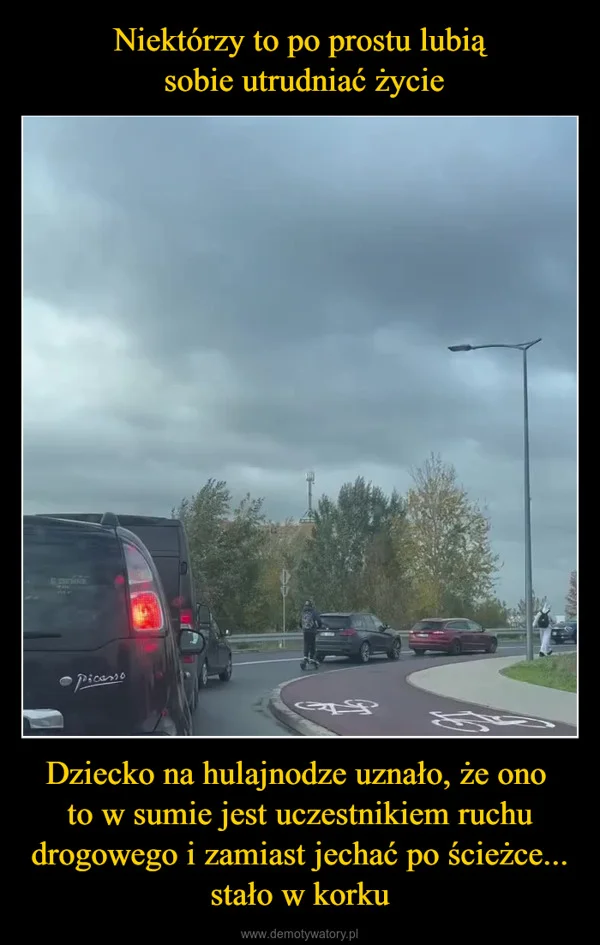 Niektórzy to po prostu lubią sobie utrudniać życie Dziecko na hulajnodze uznało, że ono to w sumie jest uczestnikiem ruchu drogowego i zamiast jechać po ścieżce... stało w korku