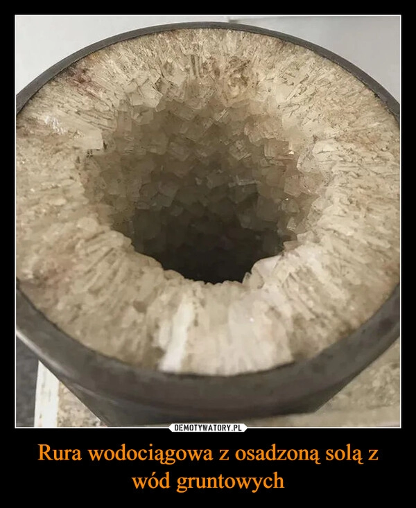 
    Rura wodociągowa z osadzoną solą z wód gruntowych