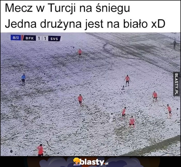 
    Mecz w Turcji na śniegu, jedna drużyna jest na biało