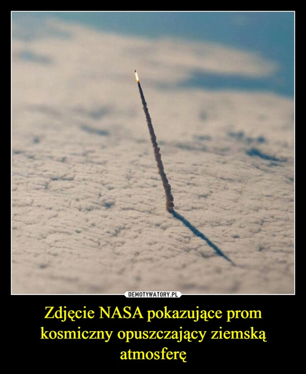 
    Zdjęcie NASA pokazujące prom kosmiczny opuszczający ziemską atmosferę