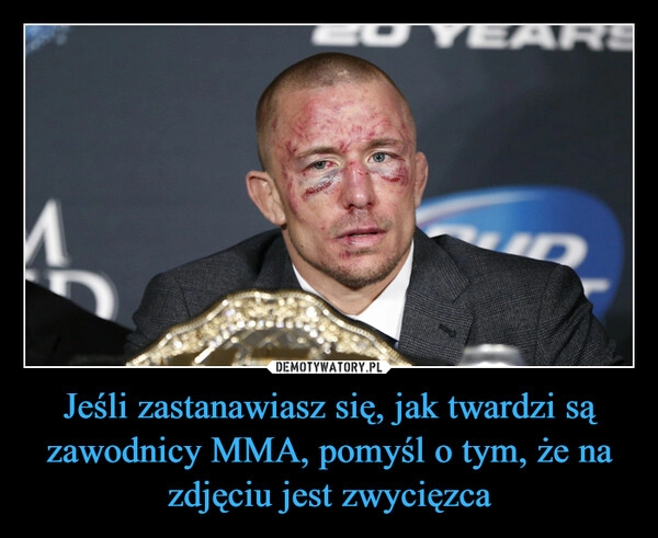 
    Jeśli zastanawiasz się, jak twardzi są zawodnicy MMA, pomyśl o tym, że na zdjęciu jest zwycięzca