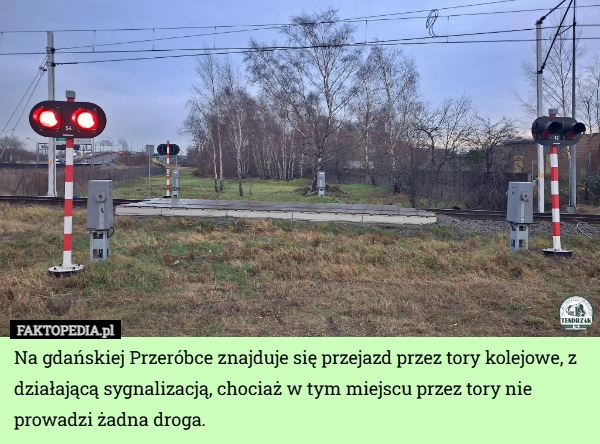 
    Na gdańskiej Przeróbce znajduje się przejazd przez tory kolejowe, z działającą