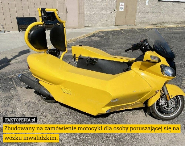 
    Zbudowany na zamówienie motocykl dla osoby poruszającej się na wózku inwalidzkim.