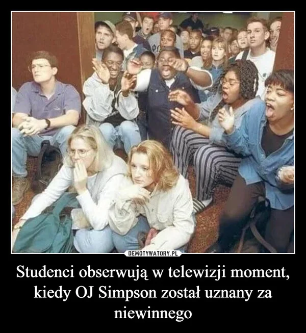 
    Studenci obserwują w telewizji moment, kiedy OJ Simpson został uznany za niewinnego