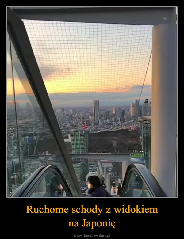 Ruchome schody z widokiem na Japonię