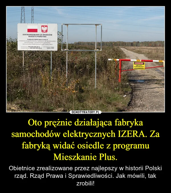
    Oto prężnie działająca fabryka samochodów elektrycznych IZERA. Za fabryką widać osiedle z programu Mieszkanie Plus.