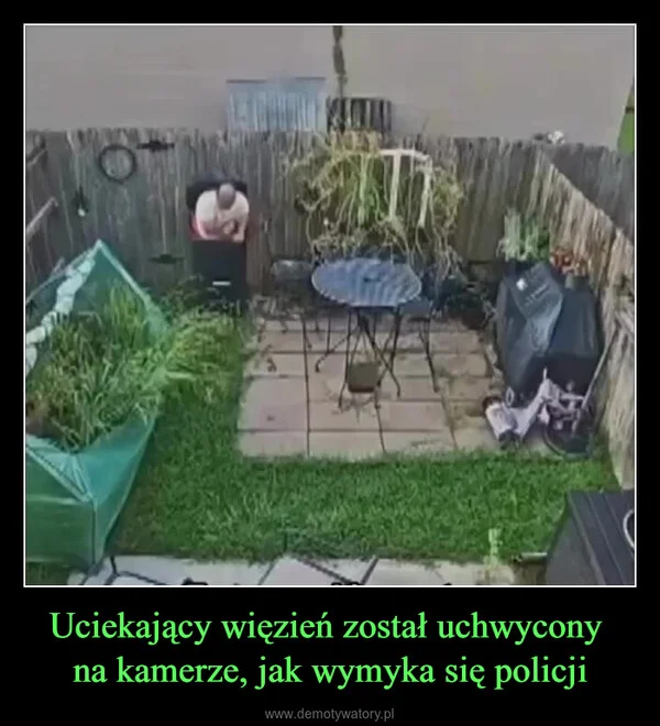 
    Uciekający więzień został uchwycony na kamerze, jak wymyka się policji