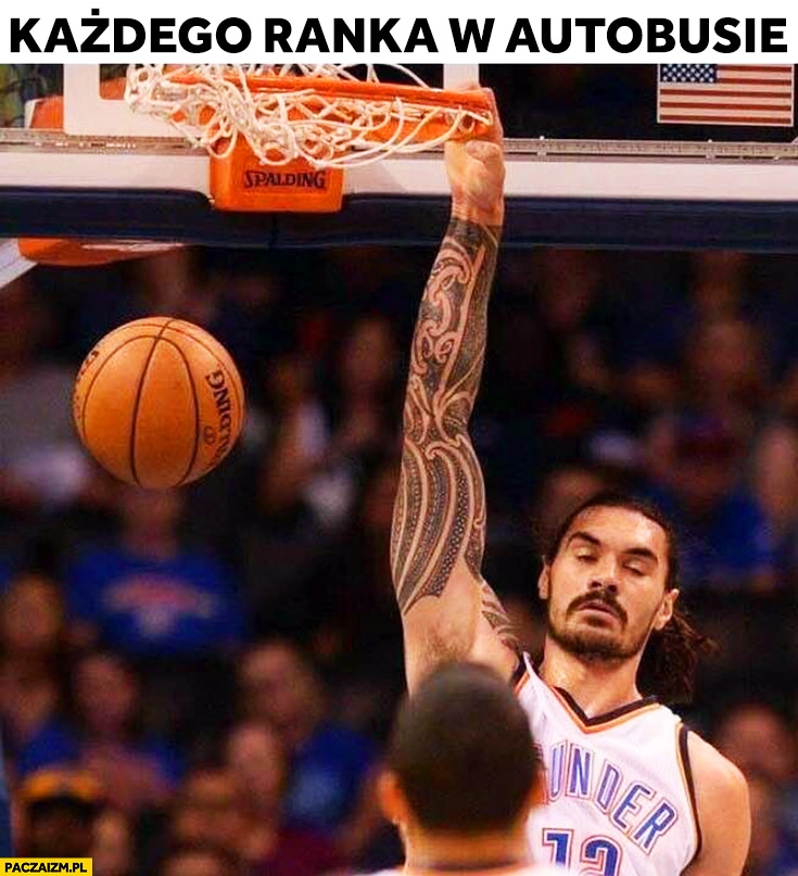 
    Każdego ranka w autobusie koszykarz