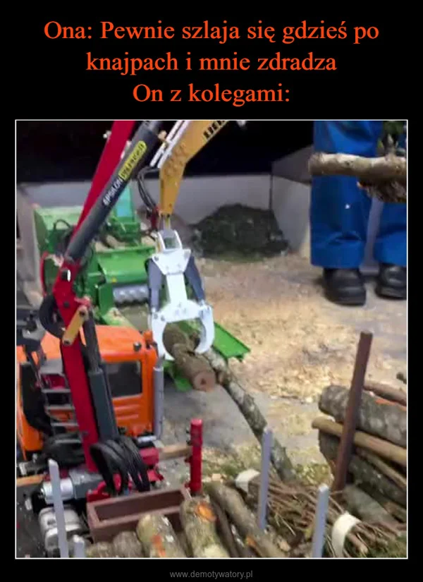 
    Ona: Pewnie szlaja się gdzieś po knajpach i mnie zdradza On z kolegami: