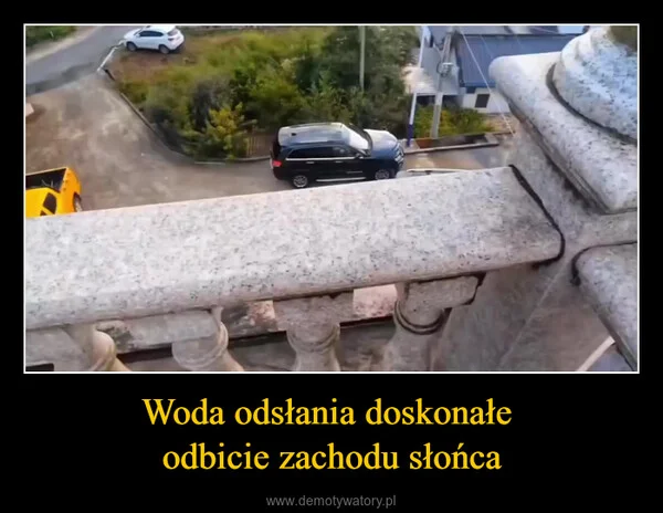 
    Woda odsłania doskonałe odbicie zachodu słońca
