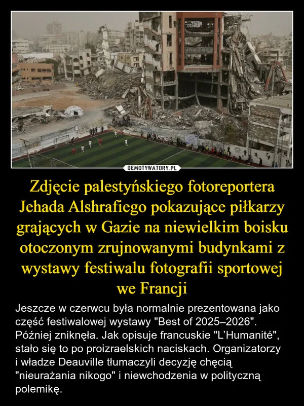 
    Zdjęcie palestyńskiego fotoreportera Jehada Alshrafiego pokazujące piłkarzy grających w Gazie na niewielkim boisku otoczonym zrujnowanymi budynkami z wystawy festiwalu fotografii sportowej we Francji
