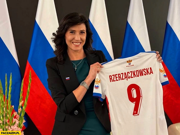 Zajączkowska-Hernik trzyma koszulkę Rzerzączkowska na tle flag rosji