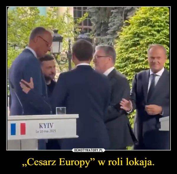 
    „Cesarz Europy” w roli lokaja.