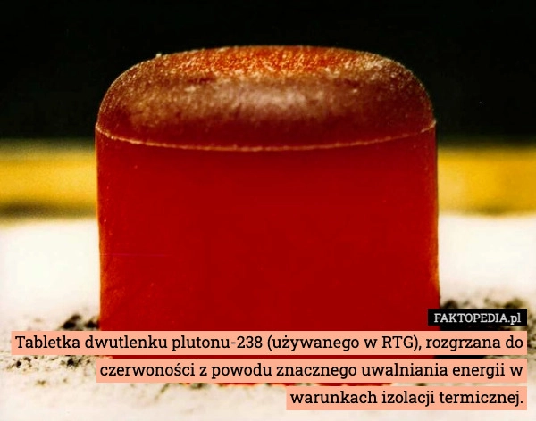 
    Tabletka dwutlenku plutonu-238 (używanego w RTG), rozgrzana do czerwoności
