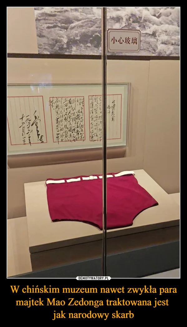 
    W chińskim muzeum nawet zwykła para majtek Mao Zedonga traktowana jest jak narodowy skarb