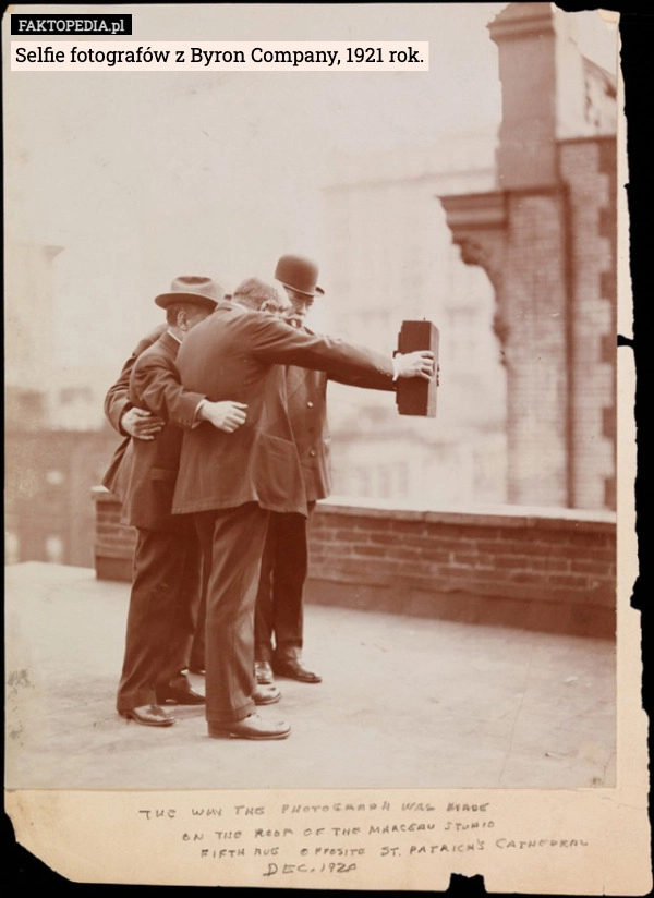 
    Selfie fotografów z Byron Company, 1921 rok.