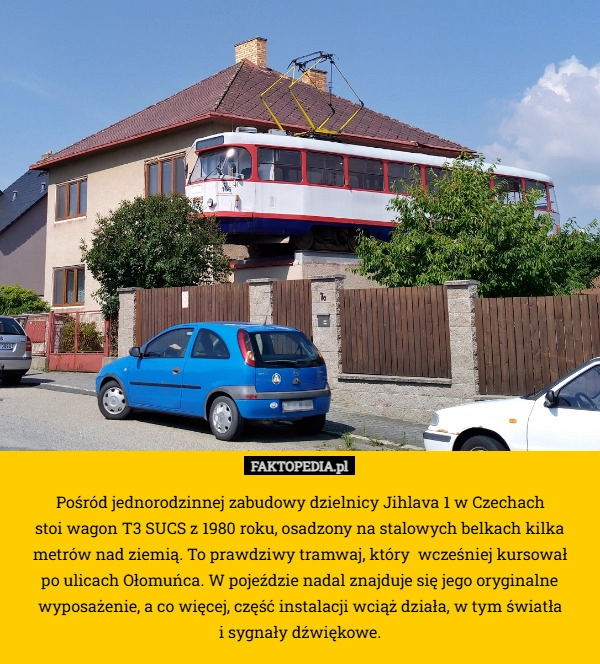 
    Pośród jednorodzinnej zabudowy dzielnicy Jihlava 1 w Czechach
 stoi wagon