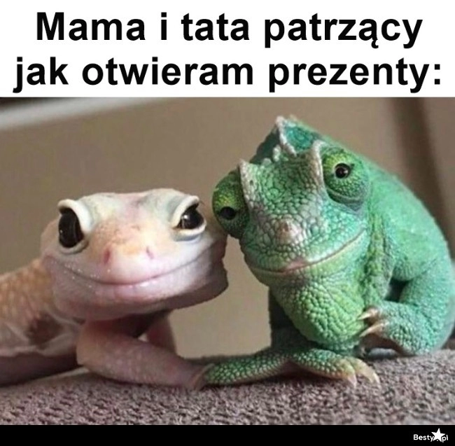 
    Rodzice patrzący jak otwieram prezenty 