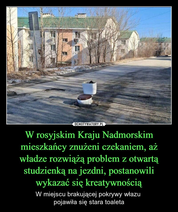 
    W rosyjskim Kraju Nadmorskim mieszkańcy znużeni czekaniem, aż władze rozwiążą problem z otwartą studzienką na jezdni, postanowili wykazać się kreatywnością