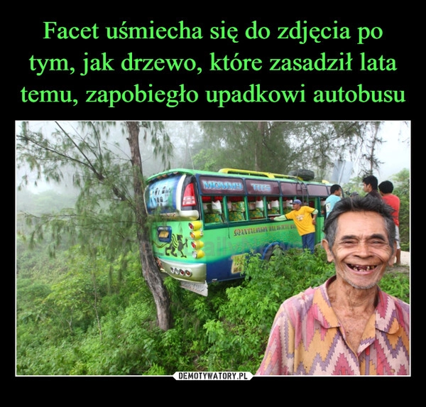 
    Facet uśmiecha się do zdjęcia po tym, jak drzewo, które zasadził lata temu, zapobiegło upadkowi autobusu