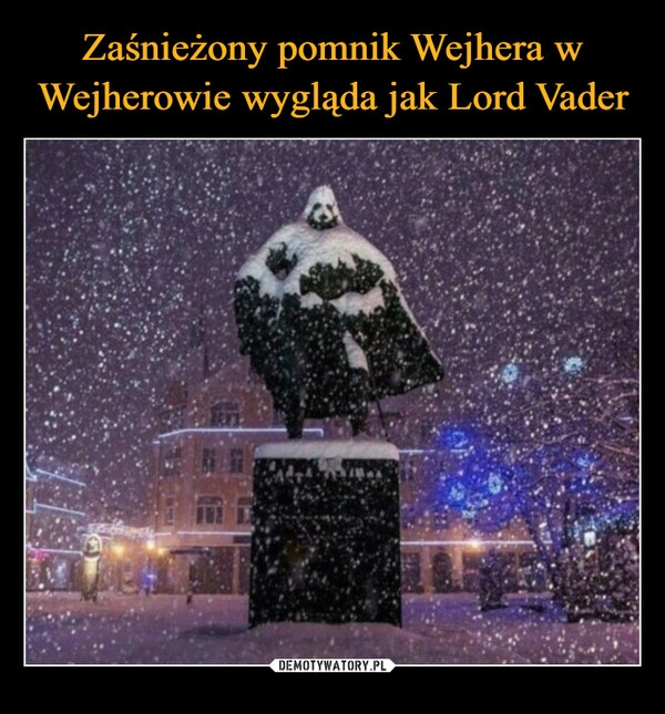 
    Zaśnieżony pomnik Wejhera w Wejherowie wygląda jak Lord Vader 