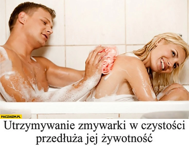 
    Utrzymanie zmywarki w czystości przedłuża jej żywotność. Facet myje żonę kobietę