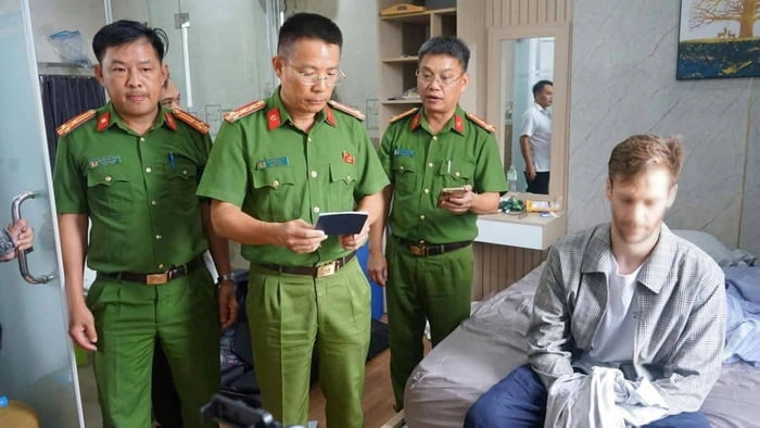 
    A US guy tried to rob a jewelry store in Vietnam, unaware of the amount of CCTV here, so the police just trace him through all the footage back to his Airbnb.