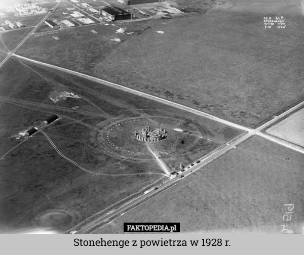 
    Stonehenge z powietrza w 1928 r.