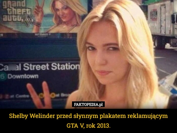 
    Shelby Welinder przed słynnym plakatem reklamującym GTA V, rok 2013.