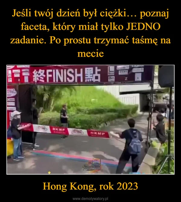 
    Jeśli twój dzień był ciężki… poznaj faceta, który miał tylko JEDNO zadanie. Po prostu trzymać taśmę na mecie Hong Kong, rok 2023